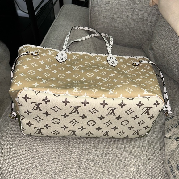 Louis Vuitton Guaranteed Authentic Monogram Giant Neverful MM Khaki and Beige - Picture 8 of 16